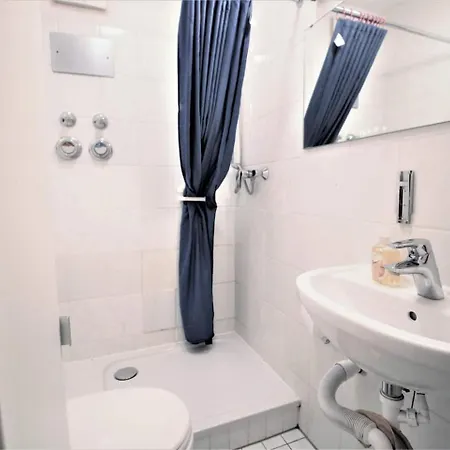 Privat-zimmer - Ohne Fenster - Privatunterkunft Würzburg